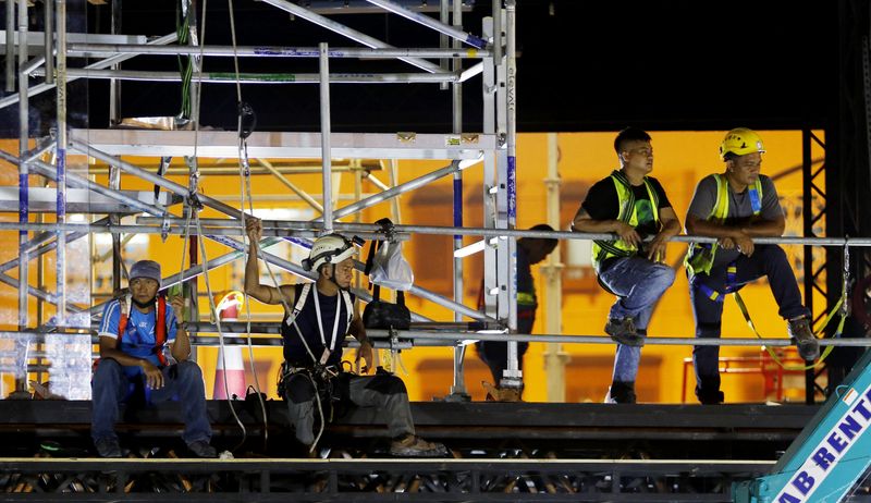 &copy; Reuters. Imagem de arquivo: Trabalhadores de construção no mercado Souq Waqif, em Doha. 7 de outubro, 2022.REUTERS/Hamad I Mohammed/Arquivo