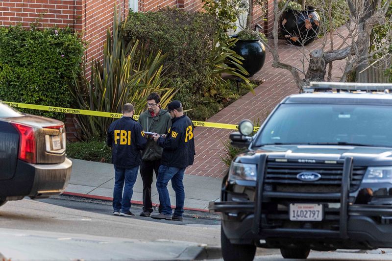 &copy; Reuters. عملاء مكتب التحقيق الاتحادي خارج منزل رئيسة مجلس النواب الأمريكي نانسي بيلوسي في سان فرانسيسكو بالولايات المتحدة يوم الجمعة. تصوير: كارلوس 