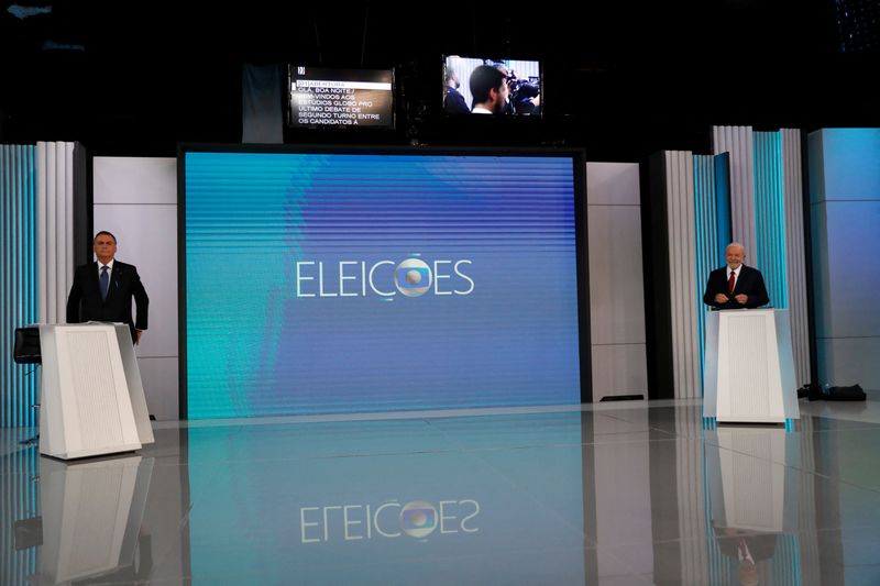 © Reuters. Lula e Bolsonaro durante debate na TV Globo
28/10/2022
REUTERS/Ricardo Moraes