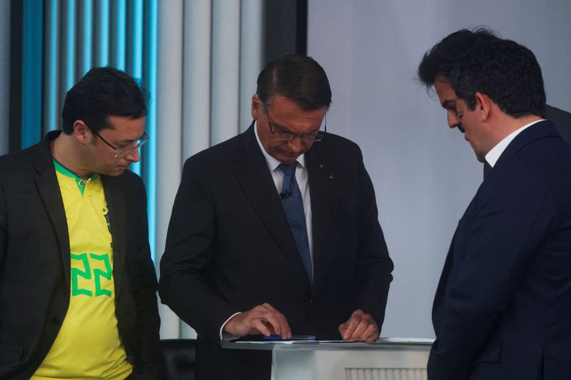 &copy; Reuters. Presidente Jair Bolsonaro e assessores antes do debate na TV Globo
28/10/2022
REUTERS/Ricardo Moraes