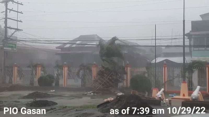 &copy; Reuters. شجرة تتحرك وسط رياح وأمطار غزيرة بسبب العاصفة المدارية نالجي في الفلبين يوم 29 أكتوبر تشرين الأول 2022. لقطة شاشة حصلت عليها رويترز من نشرة فيد