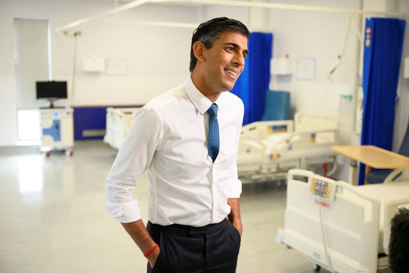 &copy; Reuters. El primer ministro británico Rishi Sunak habla con los medios de comunicación mientras visita el Hospital Universitario de Croydon, en Londres, Gran Bretaña. 28 de octubre de 2022. Leon Neal/Pool vía REUTERS