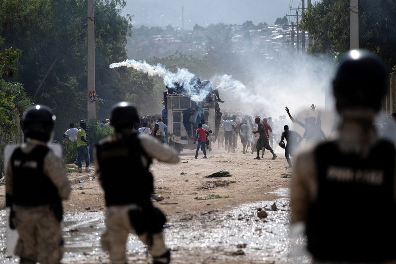 &copy; Reuters. FOTO DE ARCHIVO-Agentes de la Policía Nacional de Haití despliegan gases lacrimógenos durante una protesta que exige la dimisión del primer ministro de Haití, Ariel Henry, tras semanas de escasez en Puerto Príncipe, Haití. 17 de octubre de 2022. RE