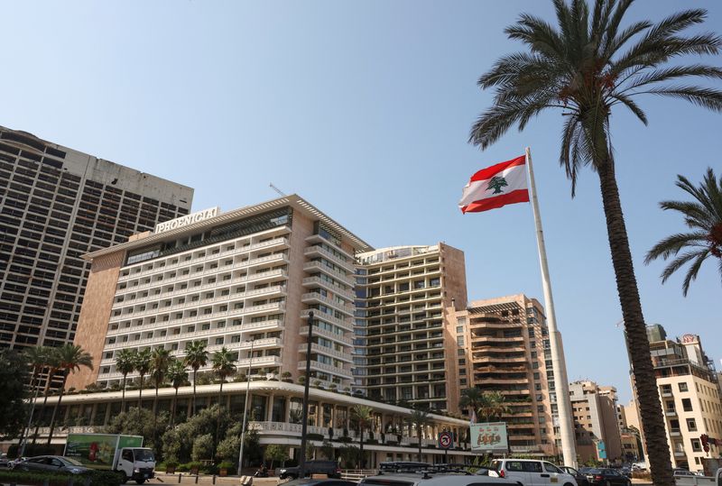 &copy; Reuters. Le drapeau libanais flotte près de l'hôtel Phoenicia, endommagé lors de l'explosion du port de Beyrouth en 2020, après sa réouverture, à Beyrouth. /Photo prise le 7 octobre 2022/REUTERS/Mohamed Azakir