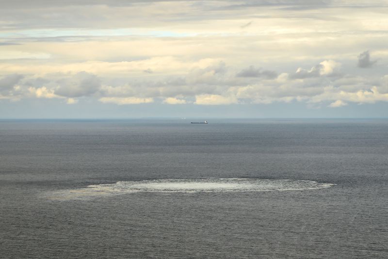 &copy; Reuters. Vue aérienne de la fuite de gaz Nord Stream vue depuis un avion de la défense danoise en pleine mer au Danemark. /Photo prise le 30 septembre 2022/REUTERS/Danish Defence Command