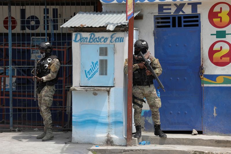 &copy; Reuters. Des membres de la police nationale haïtienne patrouillent dans une rue, alors que des affrontements armés entre bandes rivales ont forcé les habitants à fuir leurs maisons, à Port-Au-Prince, en Haïti. /Photo prise le 28 avril 2022/REUTERS/Ralph Tedy