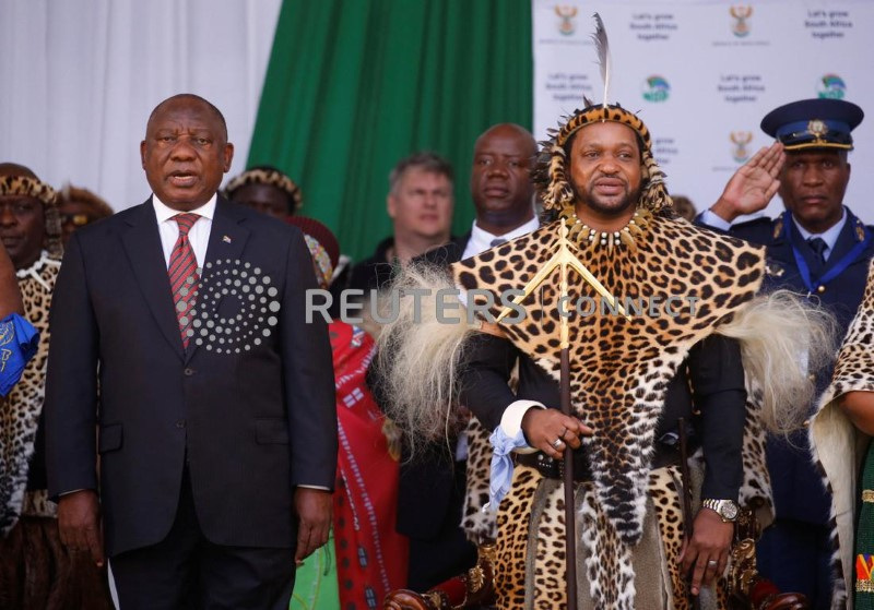 &copy; Reuters. O presidente sul-africano, Cyril Ramaphosa, e o novo rei AmaZulu, Misuzulu kaZwelithini, participam da cerimônia final de sua coroação, em Durban, África do Sul. 29/10/2022. REUTERS/Rogan Ward