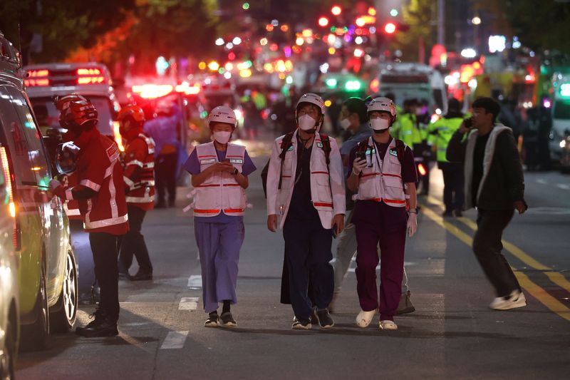 &copy; Reuters. Une équipe de secours et des pompiers travaillent sur les lieux où des dizaines de personnes ont été blessées dans une bousculade lors des célébrations de la fête d'Halloween à Séoul, en Corée du Sud. /Photo prise le 29 octobre 2022/REUTERS/Kim
