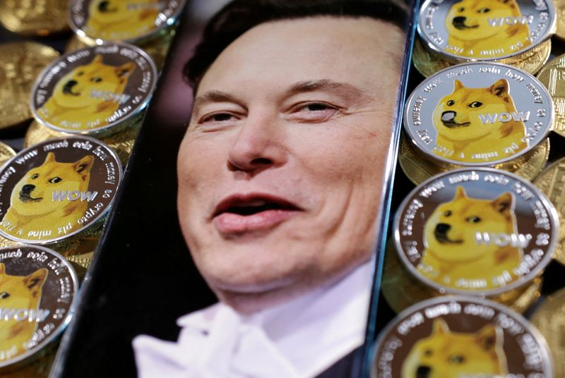 © Reuters. FILE PHOTO: A photo of Elon Musk is displayed on a smartphone placed on representations of cryptocurrency Dogecoin in this illustration taken June 16, 2022. REUTERS/Dado Ruvic/Illustration/File Photo
