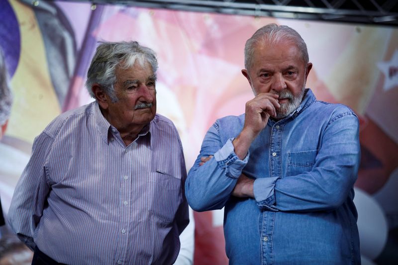 &copy; Reuters. O ex-presidente uruguaio, José Mujica, ao lado do ex-presidente e candidato Luiz Inácio Lula da Silva em entrevista coletiva em São Paulo. REUTERS/Carla Carniel