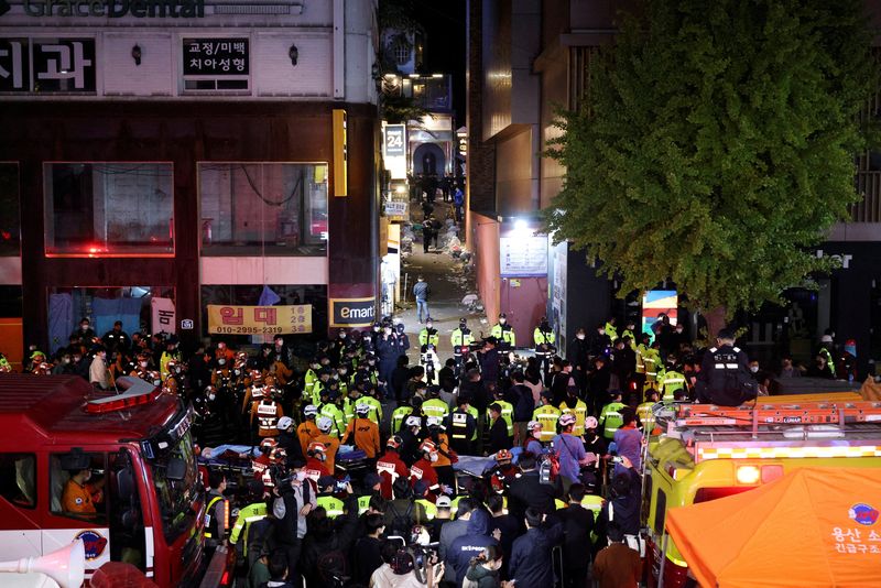 © Reuters. Equipo de rescate y bomberos trabajan en el lugar donde decenas de personas resultaron heridas en una estampida durante un festival de Halloween en Seúl, Corea del Sur, 30 de octubre de 2022. REUTERS/Kim Hong-ji 