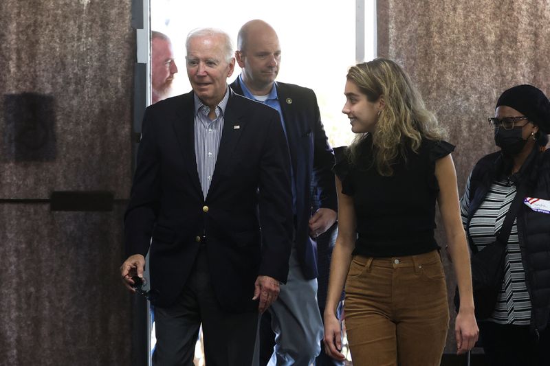 © Reuters. U.S. President Joe Biden arrives to cast his vote during early voting for the 2022 U.S. midterm elections with his granddaughter Natalie, a first-time voter, at a polling station in Wilmington, Delaware, U.S. October 29, 2022. REUTERS/Tasos Katopodis/Pool