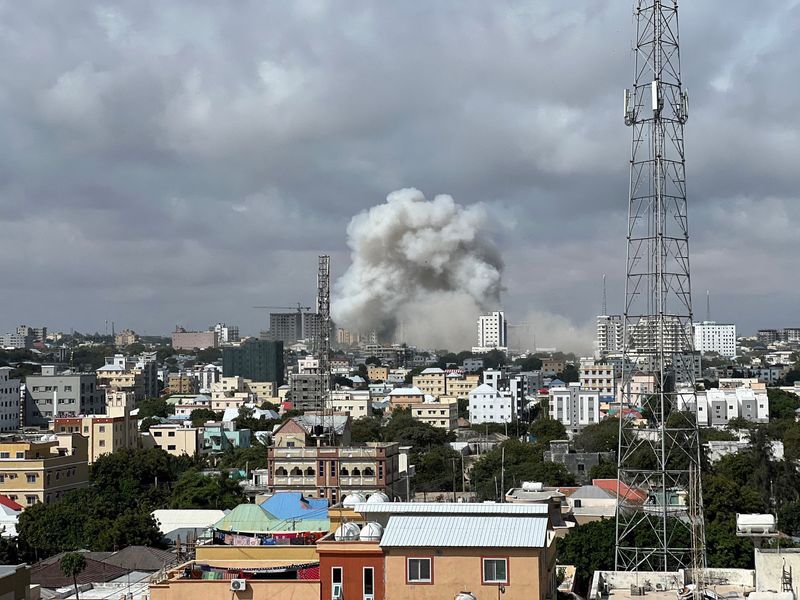 © Reuters. دخان يتصاعد في أعقاب انفجار قنبلة عند وزارة التعليم الصومالية في مقديشو يوم السبت في صورة حصلت عليها رويترز من وسائل التواصل الاجتماعي. (يحظر إعادة بيع الصورة أو الاحتفاظ بها في الأرشيف.)