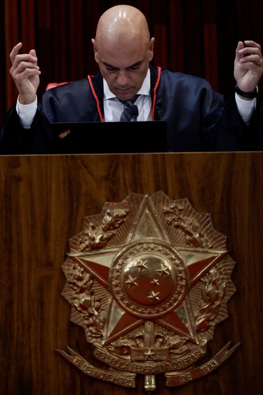 &copy; Reuters. President of the Superior Electoral Court Alexandre de Moraes gestures during a session of the Brazil's electoral court, in Brasilia, Brazil October 27, 2022. REUTERS/Ueslei Marcelino