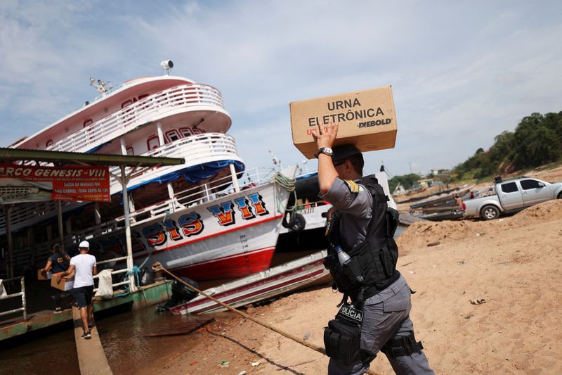 &copy; Reuters. A police officer carries an electronic ballot box to voting polling stations of a community of "ribeirinhos" (forest dwellers), ahead of Brazilian elections, in Sao Raimundo Port, in Manaus, Brazil October 29, 2022. REUTERS/Bruno Kelly