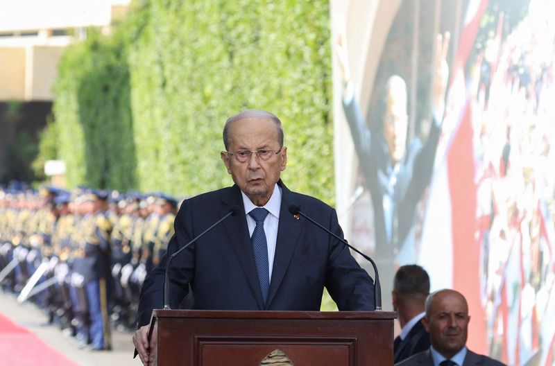 &copy; Reuters. الرئيس اللبناني ميشيل عون يلقي كلمة أمام أنصاره بعد مغادرة القصر الرئاسي قبل يوم واحد من انتهاء ولايته رسميا في بعبدا يوم الأحد. تصوير: محمد 