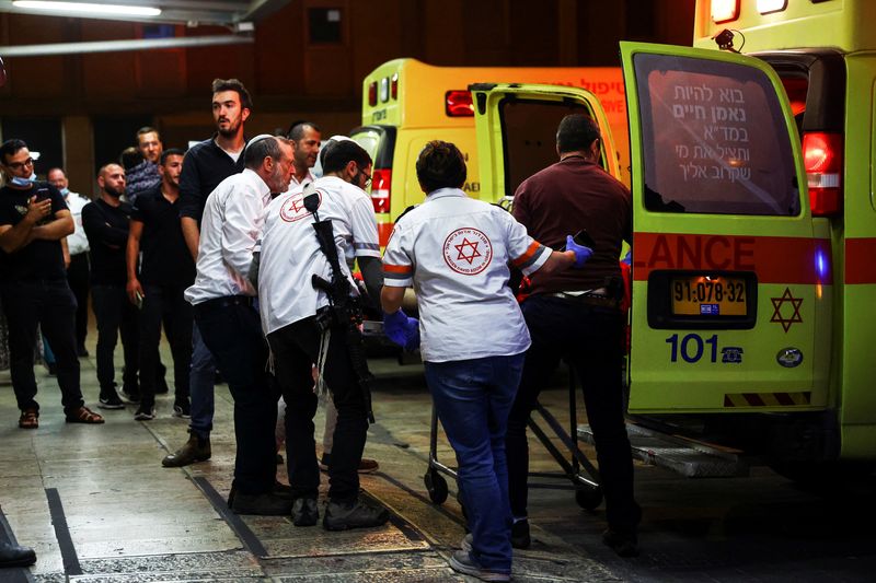 &copy; Reuters. Un blessé sort d'une ambulance à Jérusalem, à la suite d'une attaque près de Kiryat Arba, une colonie juive à Hébron en Cisjordanie occupée. /Photo prise le 29 octobre 2022/REUTERS/Ronen Zvulun