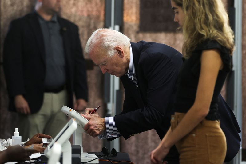 &copy; Reuters. Le président américain Joe Biden se prépare à voter de façon anticipée aux élections de mi-mandat avec sa petite-fille Natalie, qui vote pour la première fois, dans un bureau de vote à Wilmington, Delaware, États-Unis. /Photo prise le 29 octobre