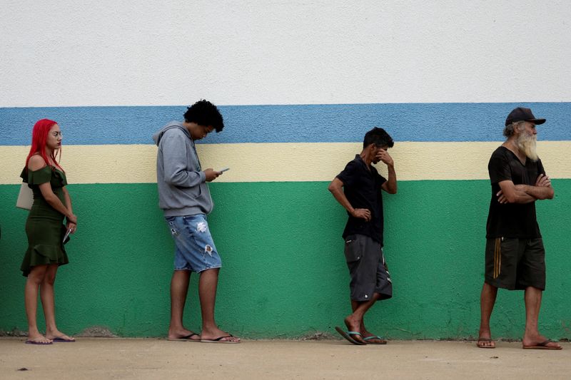 &copy; Reuters. Fila de eleitores em local de votação em Águas Lindas de Goiás
30/10/2022
REUTERS/Ueslei Marcelino