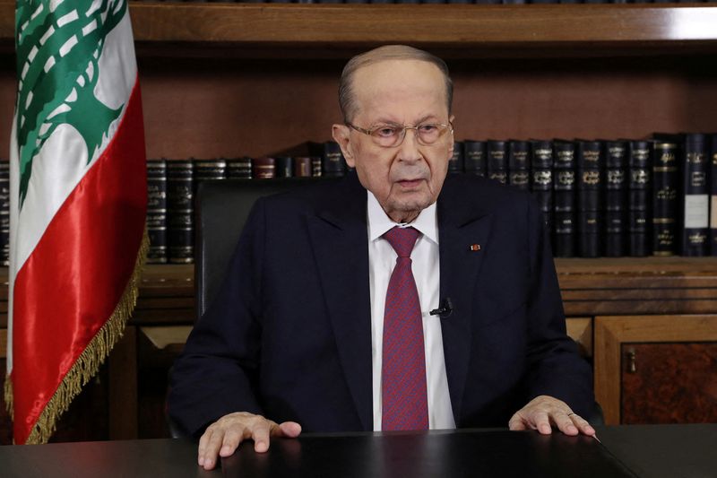 &copy; Reuters. Photo d'archives du président libanais Michel Aoun lors d'un discours télévisé au palais présidentiel de Baabda, au Liban. /Photo prise le 27 décembre 2021/REUTERS/Dalati Nohra