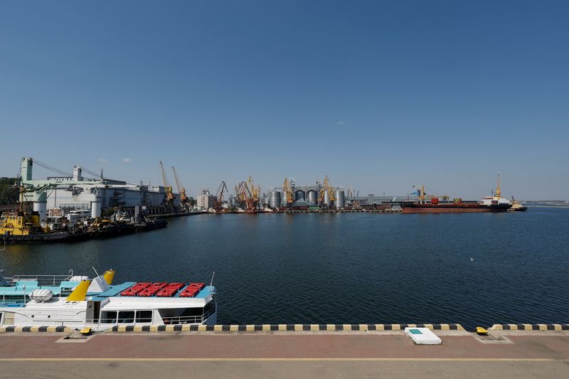 &copy; Reuters. FOTO DE ARCHIVO: Una vista del buque de carga general de bandera comorana "Kubrosli Y." en el puerto de Odesa, una vez que se ha reanudado la exportación de grano, mientras continúa el ataque de Rusia a Ucrania, Ucrania. 19 de agosto de 2022. REUTERS/Va