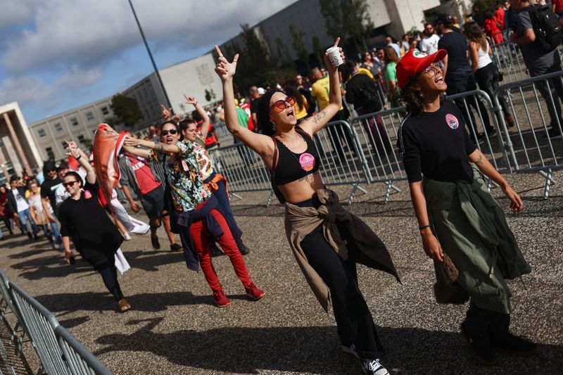 &copy; Reuters. Brasileiros fazem fila para votar em Lisboa
 30/10/2022   REUTERS/Pedro Nunes