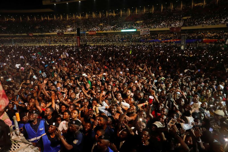 &copy; Reuters. الجمهور في حفل المغني الكونجولي فالي إيبوبا يوم السبت في كينشاسا. تصوير: بول لورجيري - رويترز