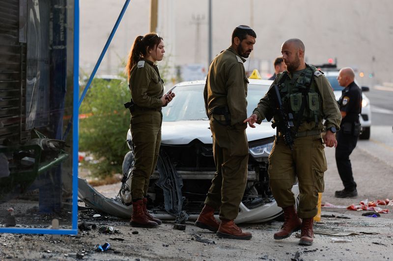 &copy; Reuters. موقع هجوم بسيارة على جنود إسرائيليين في الضفة الغربية المحتلة يوم الأحد. تصوير عمار عوض- رويترز.