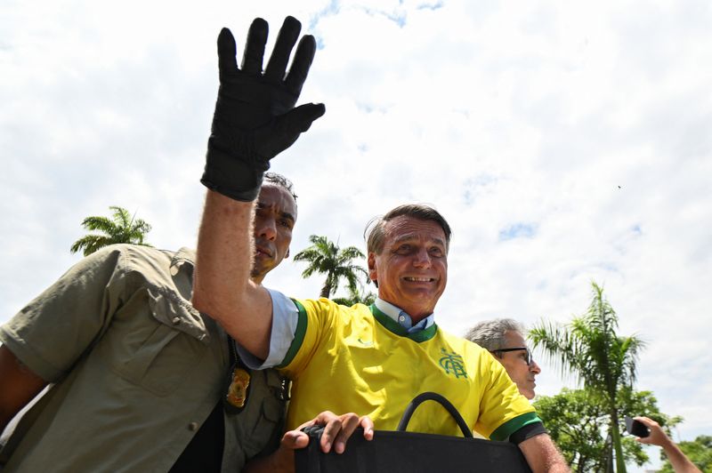 &copy; Reuters. Presidente Jair Bolsonaro durante motocarreata em Belo Horizonte
29/10/2022
REUTERS/Joao Guilherme Arenazio