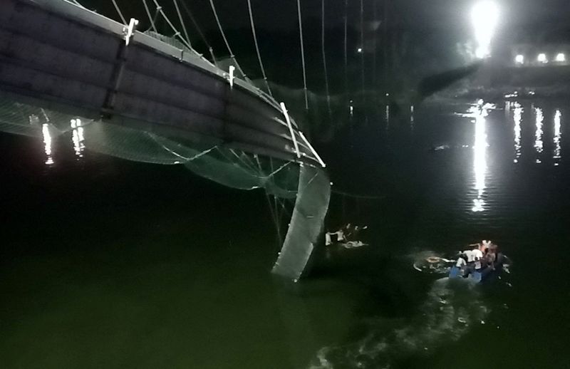 &copy; Reuters. Una vista muestra una parte dañada de un puente colgante después de que se derrumbara en la ciudad de Morbi en el estado occidental de Gujarat, India. 30 de octubre de 2022. REUTERS/Colaborador