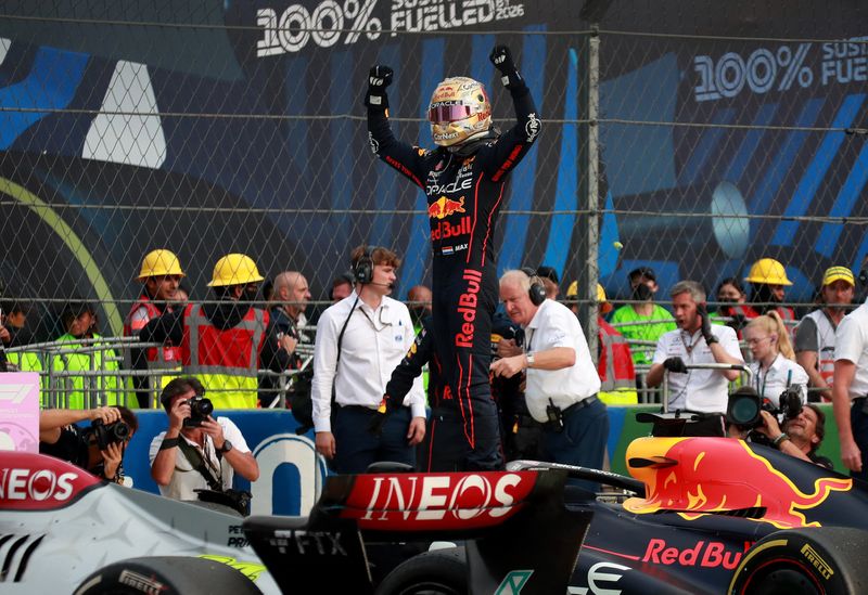 &copy; Reuters. الهولندي ماكس فرستابن سائق رد بول يحتفل بفوزه بسباق جائزة المكسيك الكبرى ببطولة العالم لسباقات فورمولا 1 للسيارات ليكسر الرقم القياسي لعدد 