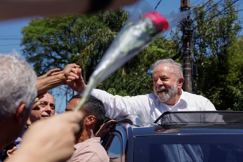 &copy; Reuters. Luiz Inácio Lula da Silva acena a apoiadores após votar em São Bernardo do Campo
30/10/2022 REUTERS/Amanda Perobelli