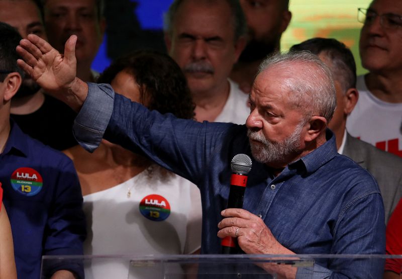© Reuters. Brazil's former President and presidential candidate Luiz Inacio Lula da Silva speaks at an election night gathering on the day of the Brazilian presidential election run-off, in Sao Paulo, Brazil October 30, 2022. REUTERS/Carla Carniel