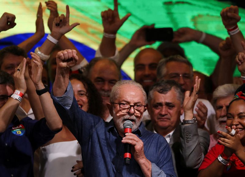 © Reuters. El expresidente y candidato presidencial de Brasil, Luiz Inácio Lula da Silva, habla en tras ganar la segunda vuelta de las elecciones presidenciales brasileñas, en Sao Paulo, Brasil. 30 de octubre de 2022. REUTERS/Carla Carniel