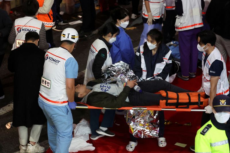 &copy; Reuters. رجل يتلقى المساعدة الطبية في موقع قُتل وأُصيب فيه العشرات في تدافع خلال احتفالات الهالوين في سول يوم السبت. تصوير: كيم هونج-جي - رويترز