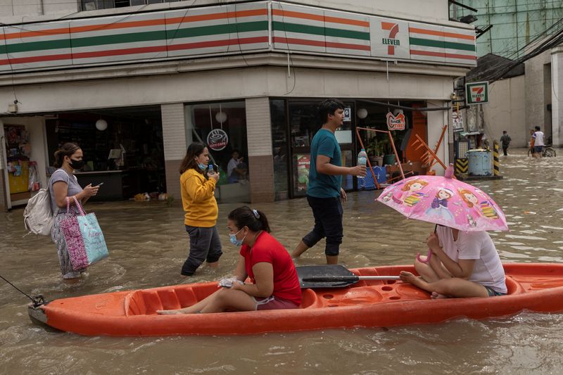 &copy; Reuters. 台風２２号（ナルガエ）が直撃したフィリピンで洪水が相次ぎ、当局によると、８０人が死亡した。写真は１０月３０日、カヴィテ州イムスで撮影（２０２２年　ロイター/Eloisa Lopez）