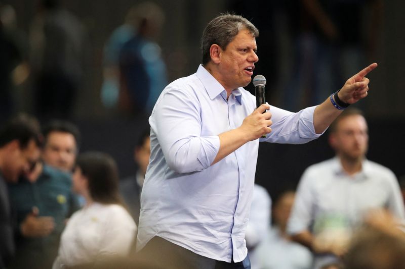 &copy; Reuters. O então candidato ao governo de São Paulo Tarcísio Gomes de Freitas, fala durante encontro com o presidente Jair Bolsonaro e lideranças políticas em São Paulo
20/10/2022
REUTERS/Mariana Greif