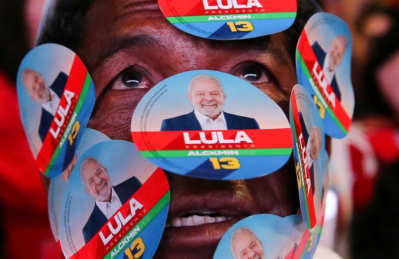 &copy; Reuters. Apoiador de Luiz Inácio Lula da  Silva com adesivos do candidato no rosto 
30/10/2022
REUTERS/Diego Vara