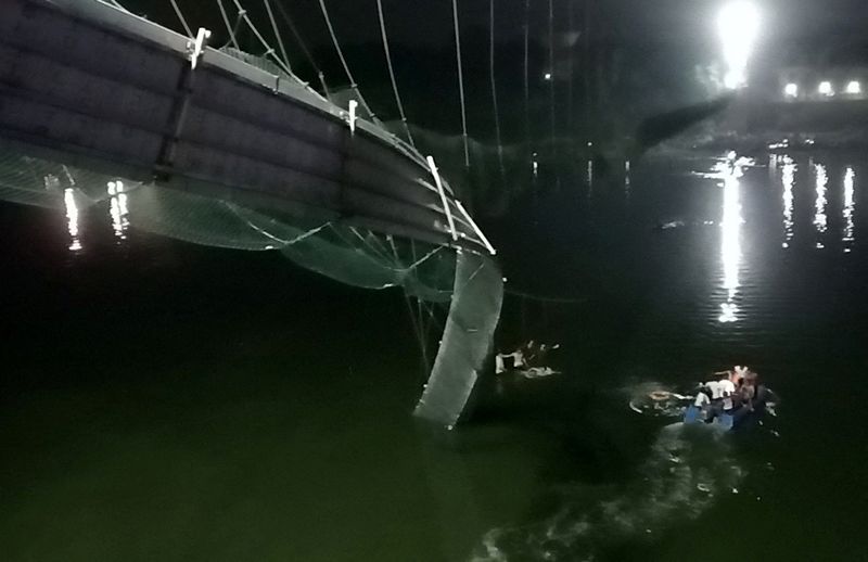 &copy; Reuters. A view shows a damaged part of a suspension bridge after it collapsed in Morbi town in the western state of Gujarat, India, October 30, 2022. REUTERS/Stringer 