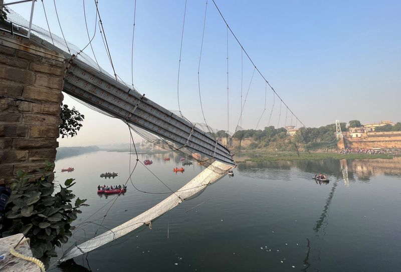 © Reuters. Rescuers search for survivors after a suspension bridge collapsed in Morbi town in the western state of Gujarat, India, October 31, 2022. REUTERS/Stringer 