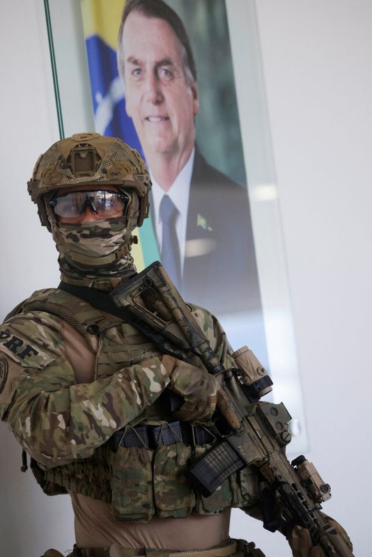 &copy; Reuters. Agente da PRF diante de quadro de Bolsonaro em Brasília
28/10/22
Adriano Machado/Reuters