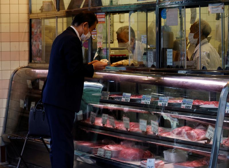 &copy; Reuters. 　１０月３１日、内閣府が発表した１０月消費動向調査によると、消費者態度指数（２人以上の世帯・季節調整値）は、前月から０．９ポイント低下し２９．９となった。写真は都内の肉屋