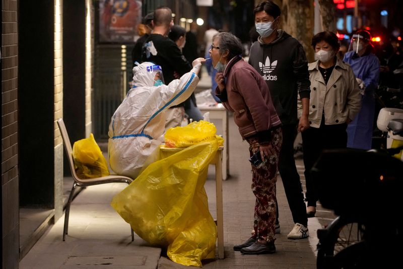 &copy; Reuters. 　１０月３１日、中国では、冬を前に散発的な新型コロナウイルス流行を封じ込めようと各地で当局が施設閉鎖やロックダウン（都市封鎖）延長などに動いている。写真は新型コロナ検査の
