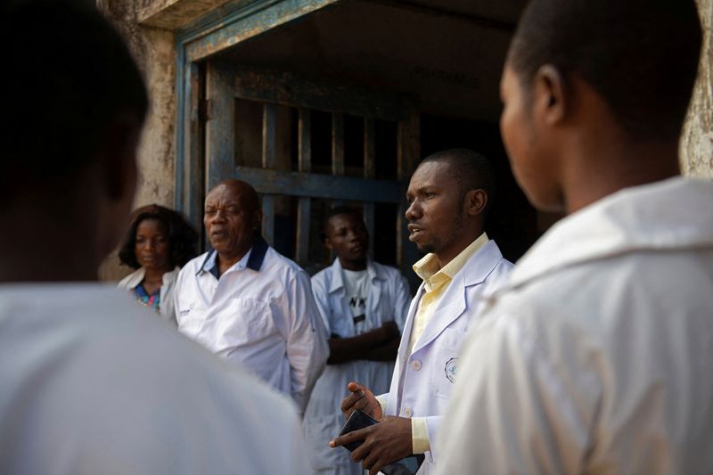 &copy; Reuters. Dr. Fabien Kongolo gives a morning briefing to nurses and trainee doctors at the Yakusu General Hospital, in Thsopo, Democratic Republic of Congo, October 5, 2022. "I'm the one who detected the first case in Yaboya health area. The case was notified but u