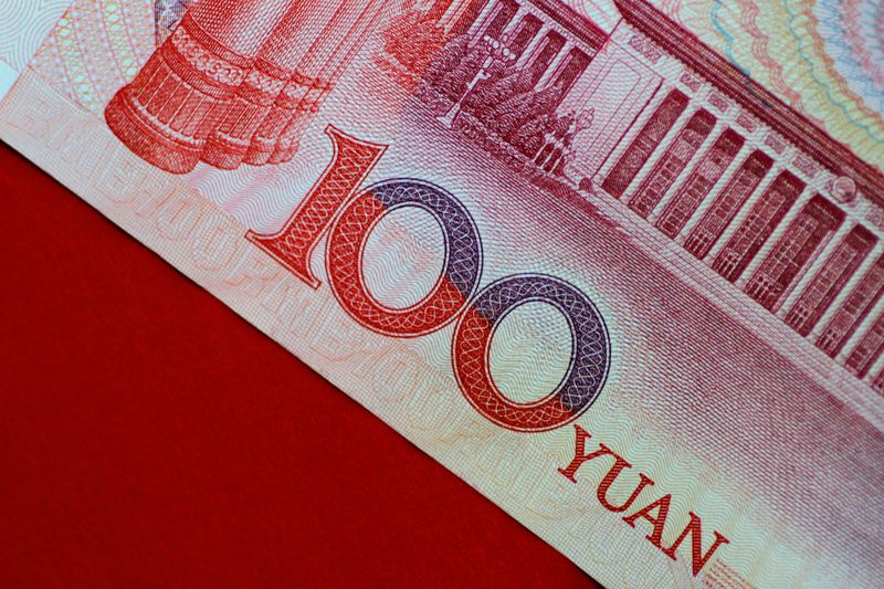 © Reuters. FILE PHOTO: A China yuan note is seen in this illustration photo May 31, 2017.     REUTERS/Thomas White/Illustration