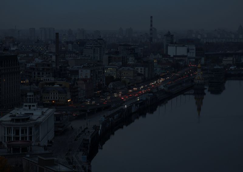 &copy; Reuters. Photo du centre-ville de Kyiv sans électricité après que des infrastructures civiles critiques ont été touchées par des attaques de missiles russes. /Photo prise le 24 octobre 2022 à Kyiv, Ukraine/REUTERS/Gleb Garanich