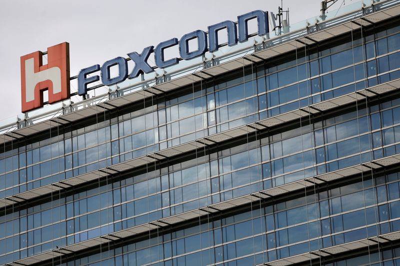 &copy; Reuters. FOTO DE ARCHIVO: El logotipo de Foxconn, el nombre comercial de Hon Hai Precision Industry, en la parte superior del edificio de la compañía en Taipéi, Taiwán, 30 de marzo de 2018. REUTERS/Tyrone Siu