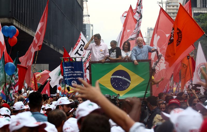 &copy; Reuters. El expresidente y candidato presidencial de Brasil, Luiz Inacio Lula da Silva, encabeza la "marcha de la victoria", en Sao Paulo, Brasil, el 29 de octubre de 2022. REUTERS/Carla Carniel