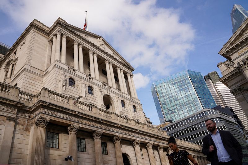 © Reuters. FILE PHOTO: People walk past Bank of England in the City of London financial district in London, Britain, October 27, 2022. REUTERS/Maja Smiejkowska