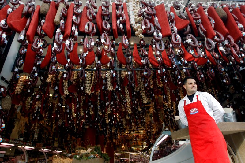 &copy; Reuters. FILE PHOTO: A grocer stands outside his shop in Athens, Greece November 8, 2011.   REUTERS/John Kolesidis